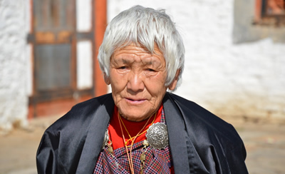 Alte bhutanische Frau mit schönen Gesichtszügen