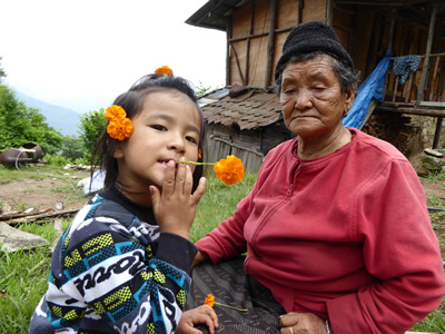 Oma mit Enkeltocker, mit Blumen im Haar