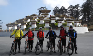 Bike-Gruppenfoto auf dem Dochula-Pass