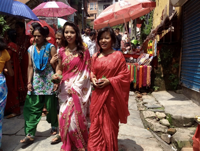 Drei nepalesische Mädchen in schönen roten Saris