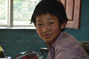 Junge in der Schule in Nepal