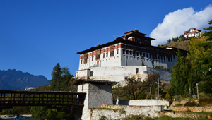 Dzong in Paro bei strahlend schönem Wetter, Bhutan, www.reisenbhutan.ch