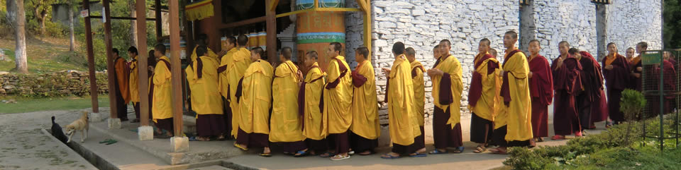 Mönche während einer Zeremonie vor einem Kloster